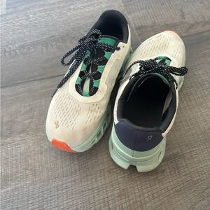 Wmn’s On Cloudmonster - United white/creek - sz 7